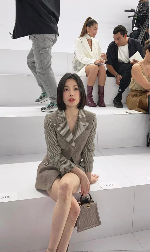 Song Hye Kyo lộ chân gầy gò, gương mặt khác lạ hậu giảm cân - Ảnh 1