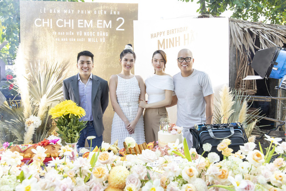 Ngọc Trinh để lộ gương mặt tròn, má 