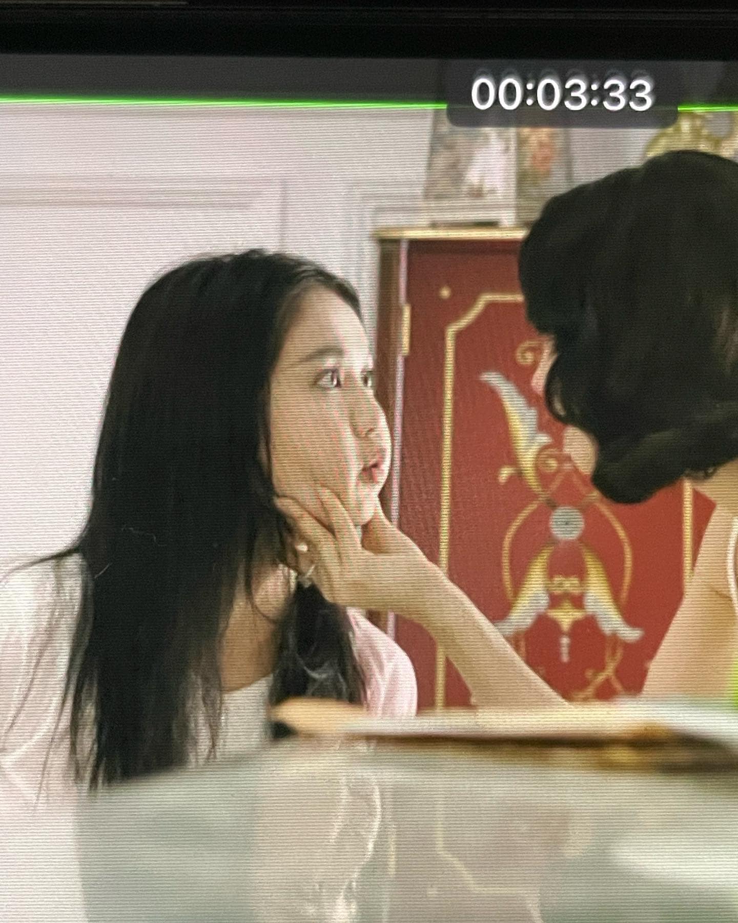 Ngọc Trinh để lộ gương mặt tròn, má 