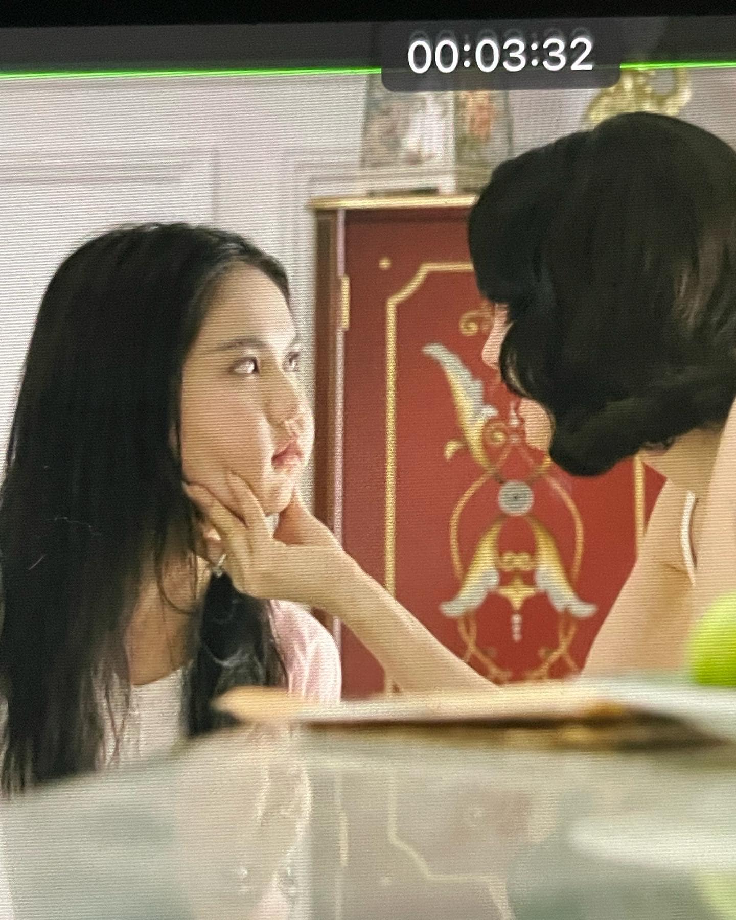 Ngọc Trinh để lộ gương mặt tròn, má 