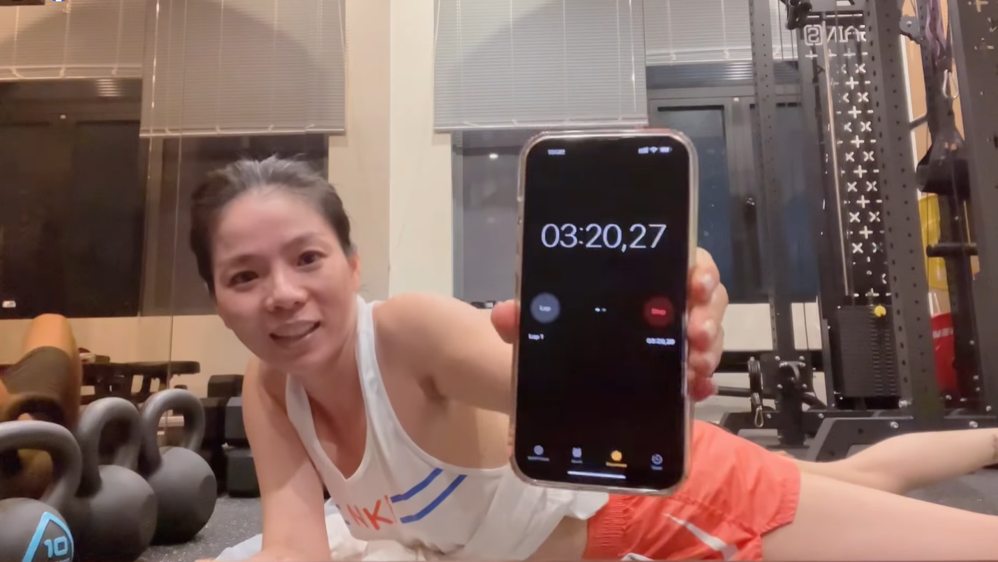 Lệ Quyên so tài plank với Lâm Bảo Châu, nhưng màn 