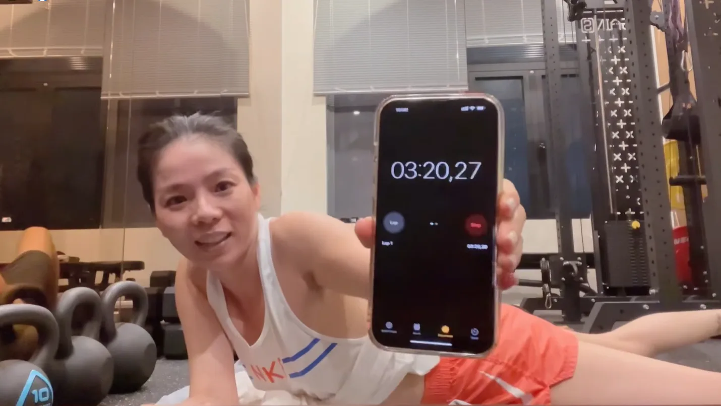 Lệ Quyên so tài plank với Lâm Bảo Châu, nhưng màn 