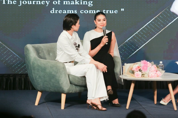 Phạm Hương lần đầu lộ diện trước khán giả sau vài ngày về nước, nhan sắc mẹ bỉm gây chú ý - Ảnh 6