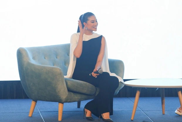 Phạm Hương lần đầu lộ diện trước khán giả sau vài ngày về nước, nhan sắc mẹ bỉm gây chú ý - Ảnh 7