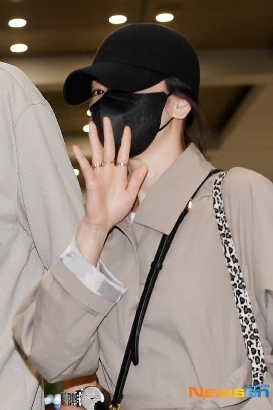 Song Hye Kyo để lộ nhẫn kim cương ở ngón áp út giữa lúc dính tin đồn tái hợp Song Joong Ki - Ảnh 3