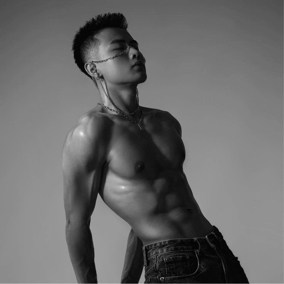 Hòa Trần - nam người mẫu vướng tin đồn hẹn hò Jun Phạm là ai? - Ảnh 1