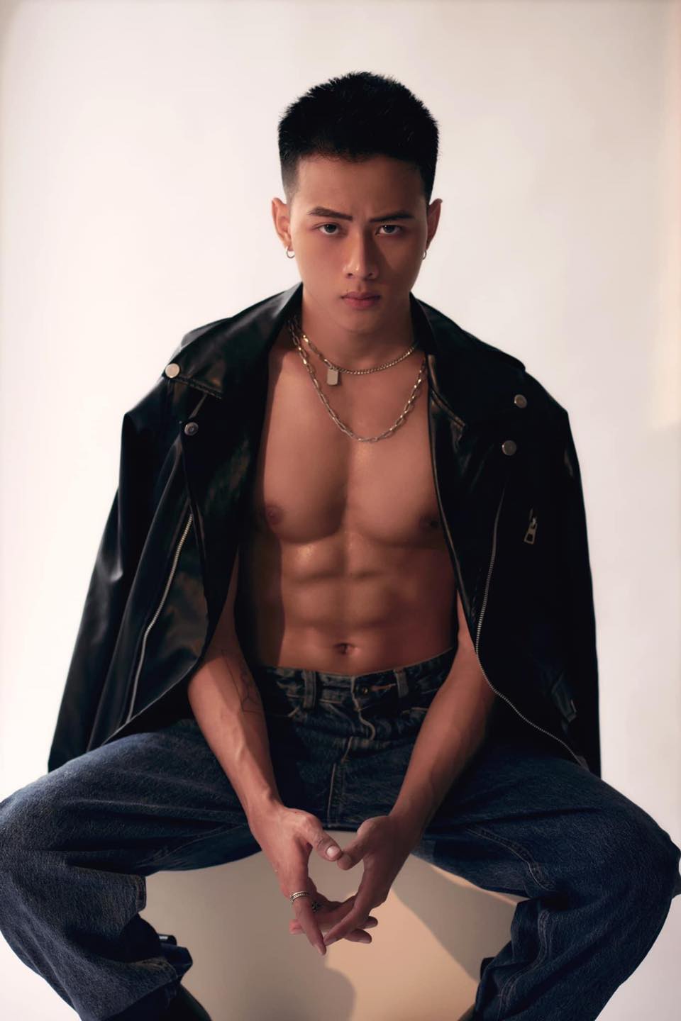 Hòa Trần - nam người mẫu vướng tin đồn hẹn hò Jun Phạm là ai? - Ảnh 2