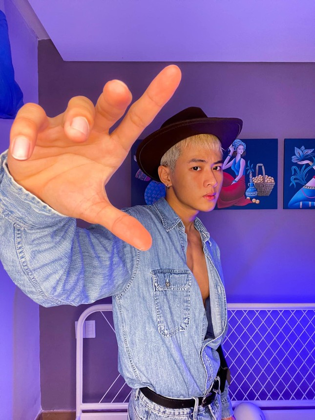 Hòa Trần - nam người mẫu vướng tin đồn hẹn hò Jun Phạm là ai? - Ảnh 1