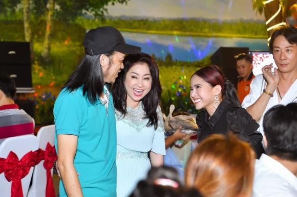 Hoài Linh rạng rỡ đi dự tiệc bên dàn sao Việt sau 1 năm vướng ồn ào từ thiện 14 tỷ - Ảnh 4