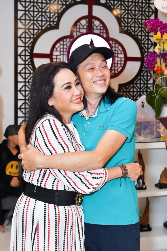 Hoài Linh rạng rỡ đi dự tiệc bên dàn sao Việt sau 1 năm vướng ồn ào từ thiện 14 tỷ - Ảnh 6