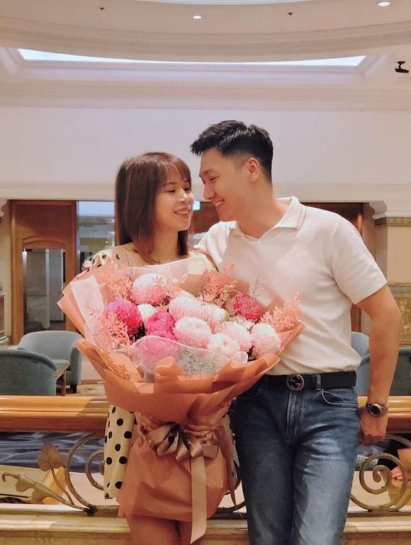 Mạnh Trường đưa vợ bầu đi du lịch Hội An, liên tục có hành động cưng chiều bà xã - Ảnh 3