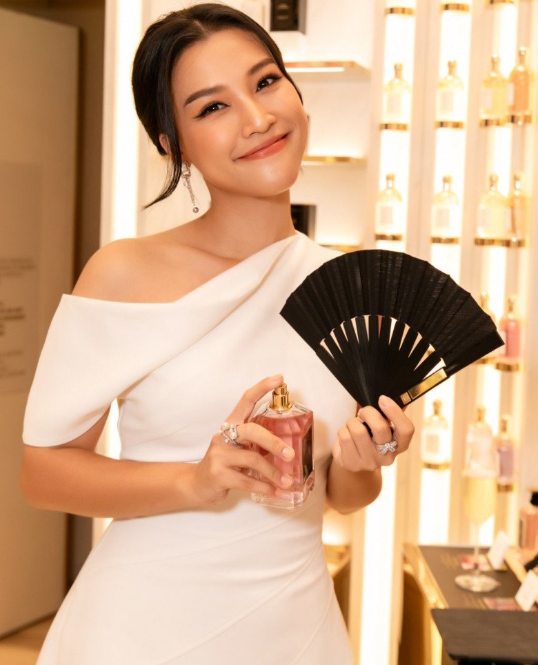 Chồng cũ MC Hoàng Oanh tiếp tục đăng ảnh thân mật bên gái lạ, phản ứng gay gắt khi bị nói 