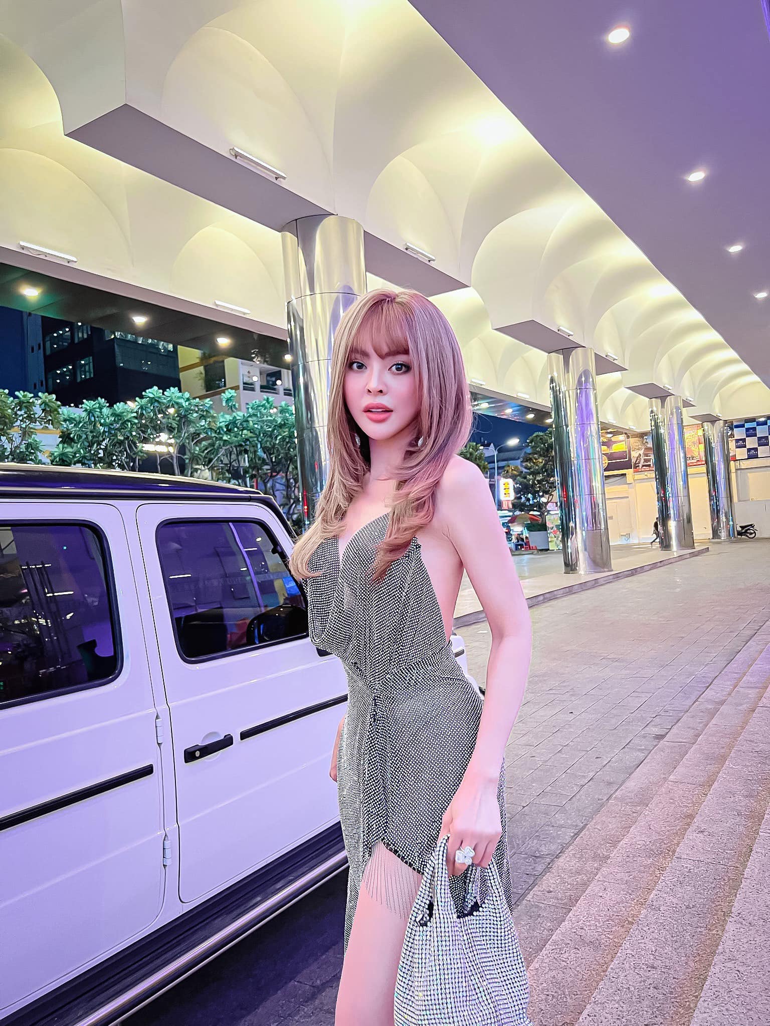 Trang Nemo gây tranh cãi vì dùng điện thoại ở trạm xăng để quay khoe đổ đầy xăng siêu xe G63  - Ảnh 4