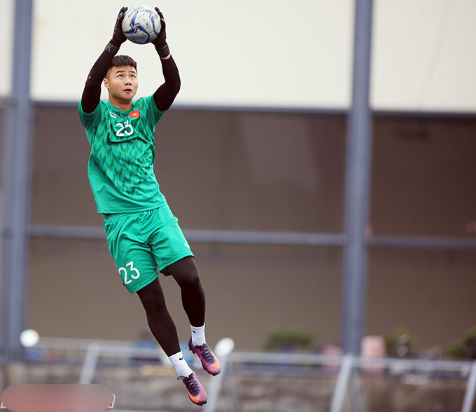 Nguyễn Văn Toản là ai? Chàng thủ môn cao 1m87, nhận thưởng 100 triệu sau kì thi đấu tại SEA Game 31 - Ảnh 1