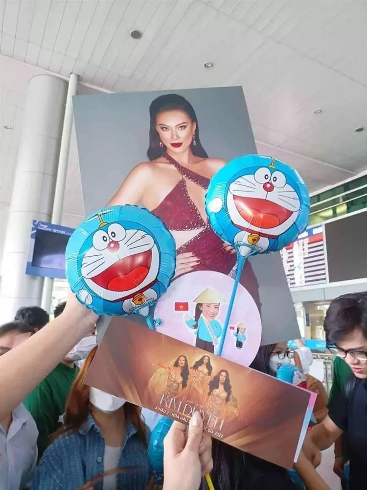 Kim Duyên được fan mang Doraemon ra sân bay chào đón sau thành tích Á hậu 2 Miss Supranational - Ảnh 1