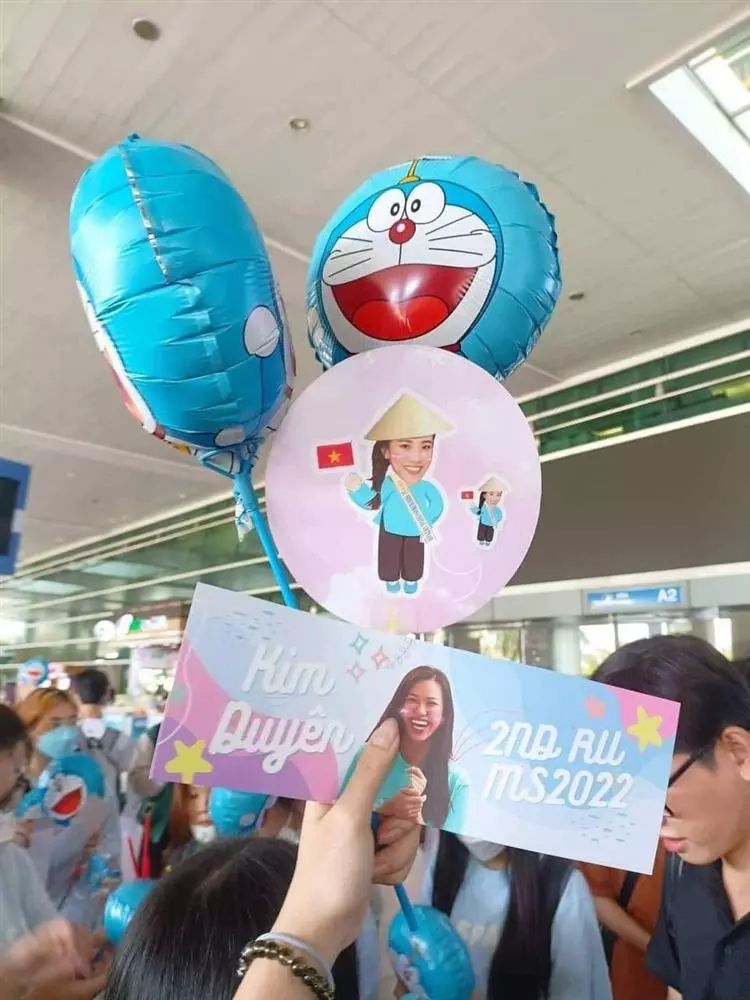Kim Duyên được fan mang Doraemon ra sân bay chào đón sau thành tích Á hậu 2 Miss Supranational - Ảnh 2