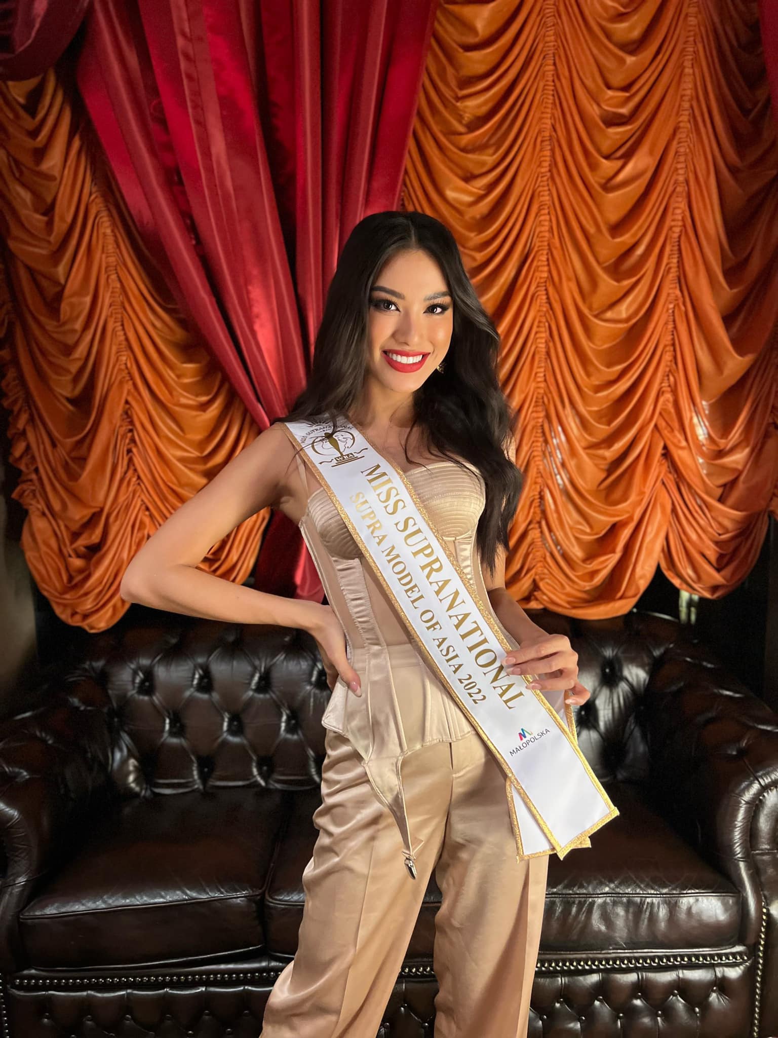 Kim Duyên được fan mang Doraemon ra sân bay chào đón sau thành tích Á hậu 2 Miss Supranational - Ảnh 1