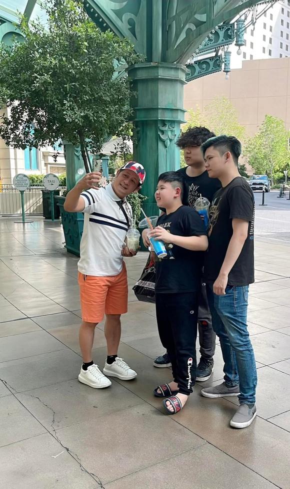 Bằng Kiều qua Mỹ hội ngộ vợ cũ và 3 quý tử sau khi công khai con trai thứ 4 - Ảnh 1