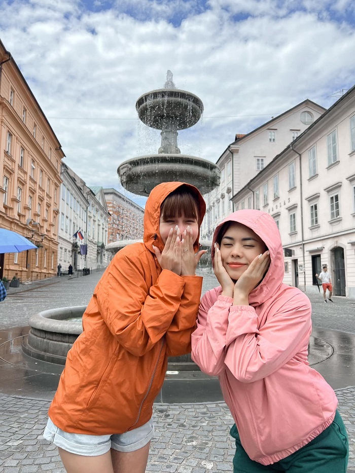 Cặp gái xinh rủ nhau du lịch 18 quốc gia trong vòng 1 tháng để kỷ niệm tình bạn 18 năm - Ảnh 13