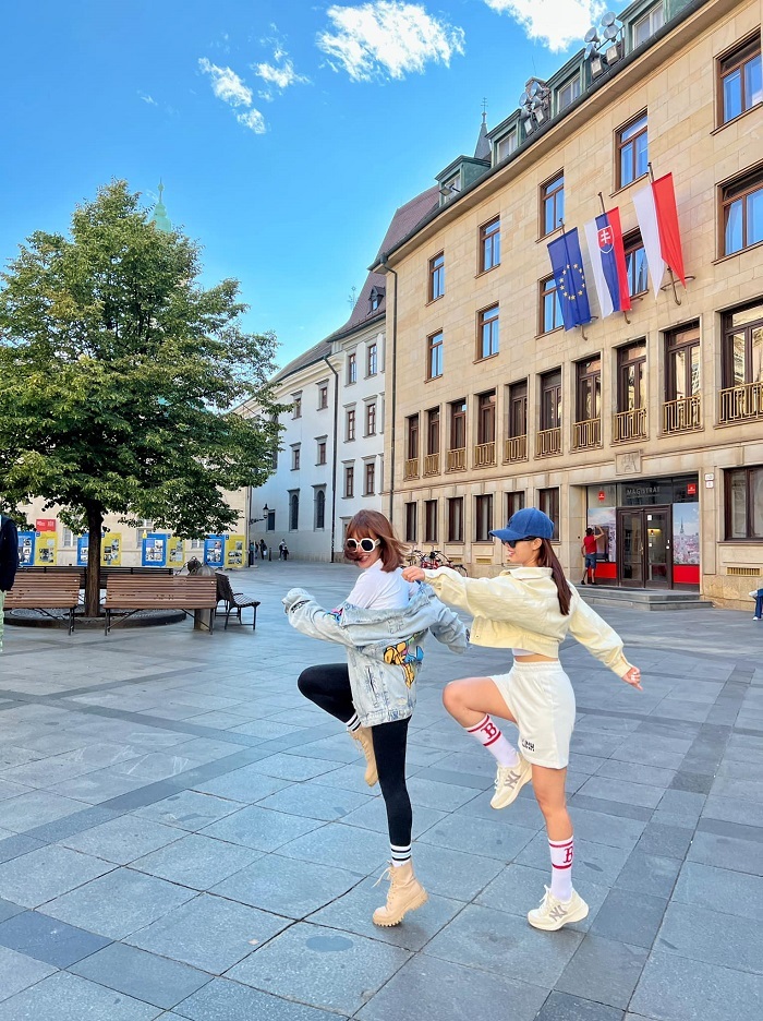 Cặp gái xinh rủ nhau du lịch 18 quốc gia trong vòng 1 tháng để kỷ niệm tình bạn 18 năm - Ảnh 16