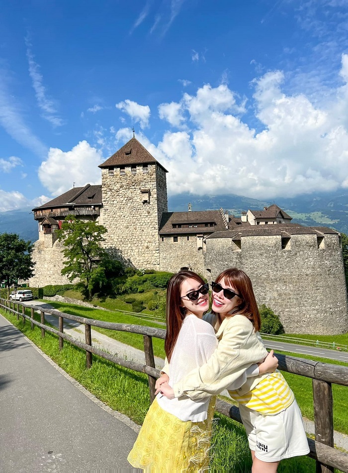 Cặp gái xinh rủ nhau du lịch 18 quốc gia trong vòng 1 tháng để kỷ niệm tình bạn 18 năm - Ảnh 20