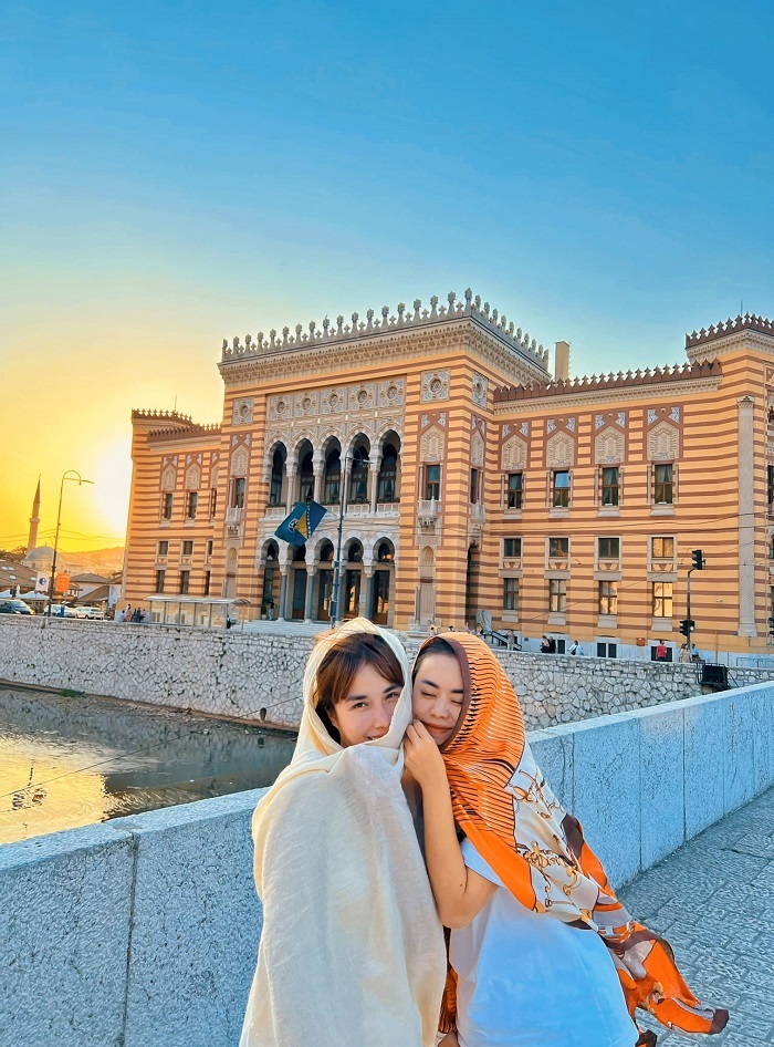 Cặp gái xinh rủ nhau du lịch 18 quốc gia trong vòng 1 tháng để kỷ niệm tình bạn 18 năm - Ảnh 6