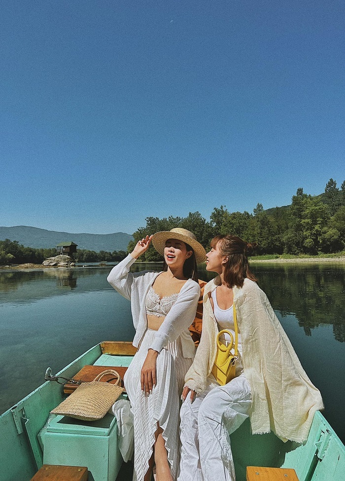 Cặp gái xinh rủ nhau du lịch 18 quốc gia trong vòng 1 tháng để kỷ niệm tình bạn 18 năm - Ảnh 7