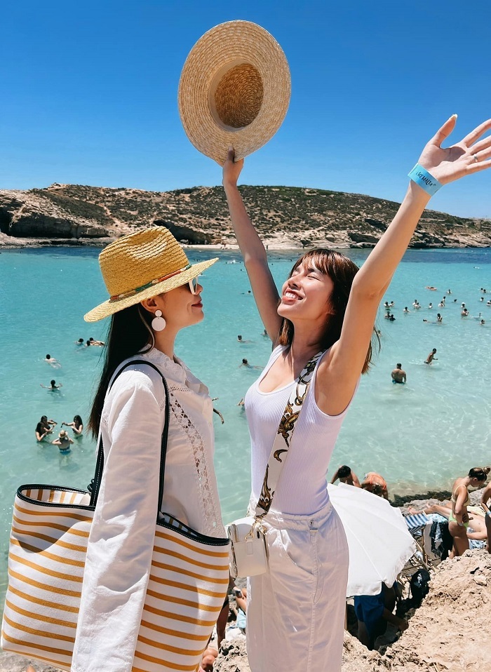 Cặp gái xinh rủ nhau du lịch 18 quốc gia trong vòng 1 tháng để kỷ niệm tình bạn 18 năm - Ảnh 9