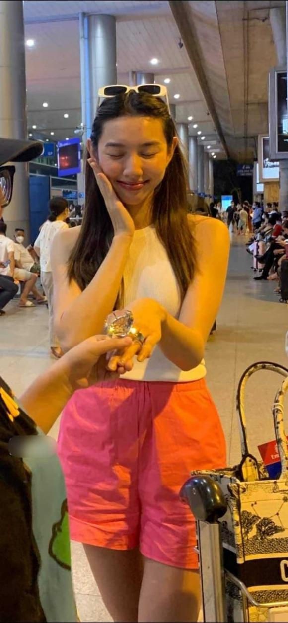 Thùy Tiên được fan cầu hôn bằng nhẫn kim cương 
