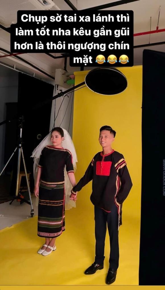 H'Hen Niê đích thân làm phó nháy, make up, ủi quần áo, set up buổi chụp cưới cho em trai cưới vợ - Ảnh 3