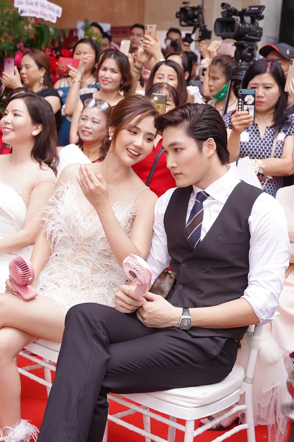 Huyền Lizzie mặc váy cô dâu, Đình Tú nhanh chóng thả thính: 