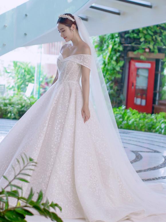 Huyền Lizzie mặc váy cô dâu, Đình Tú nhanh chóng thả thính: 