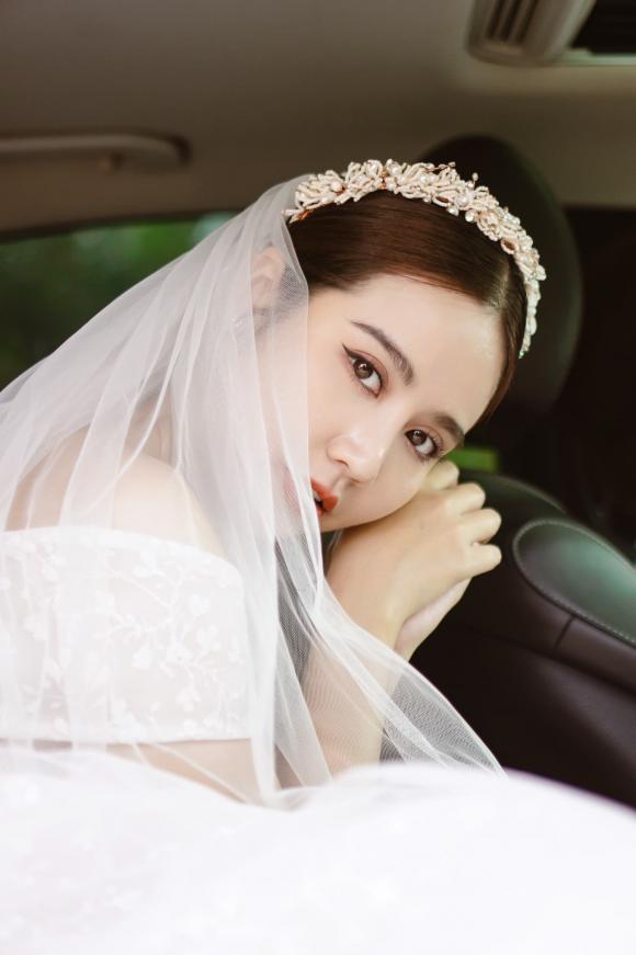 Huyền Lizzie mặc váy cô dâu, Đình Tú nhanh chóng thả thính: 