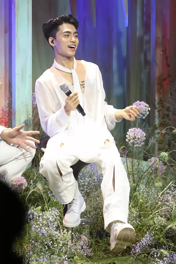 Em trai debut làm ca sĩ nhưng spotlight thuộc về kiểu tóc đinh lạ lẫm của Sơn Tùng M-TP - Ảnh 2