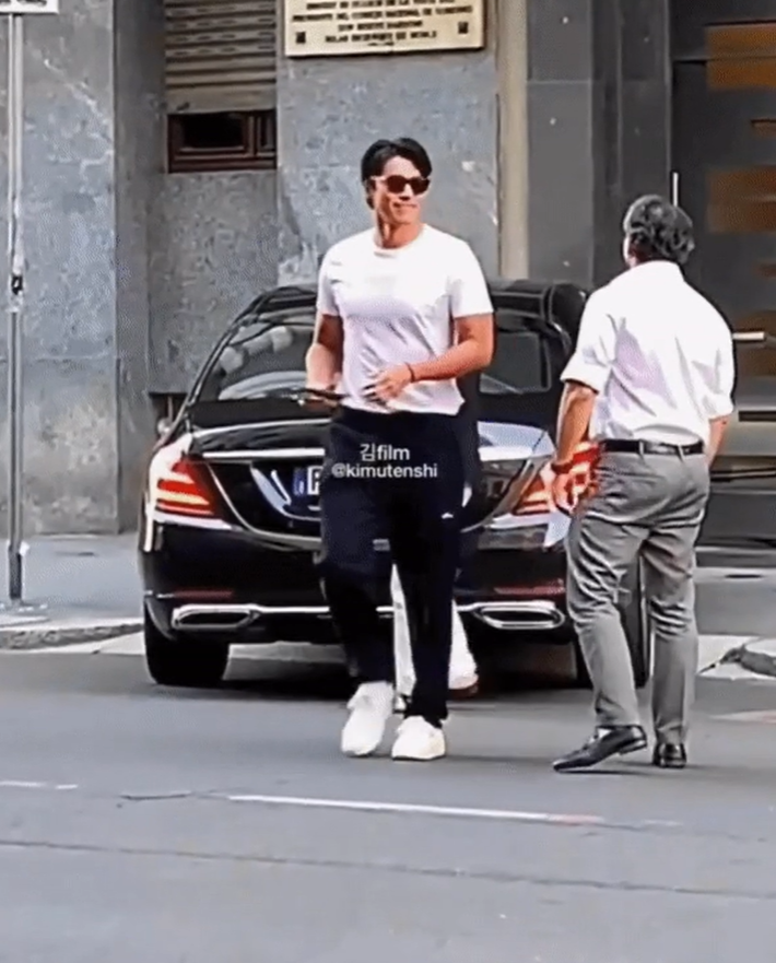 Hyun Bin sải bước trên đường phố nước Ý như người mẫu, khoe thân hình vạm vỡ sau khi lên chức bố - Ảnh 1