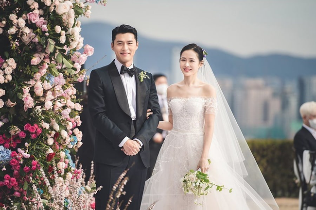 Hyun Bin sải bước trên đường phố nước Ý như người mẫu, khoe thân hình vạm vỡ sau khi lên chức bố - Ảnh 1