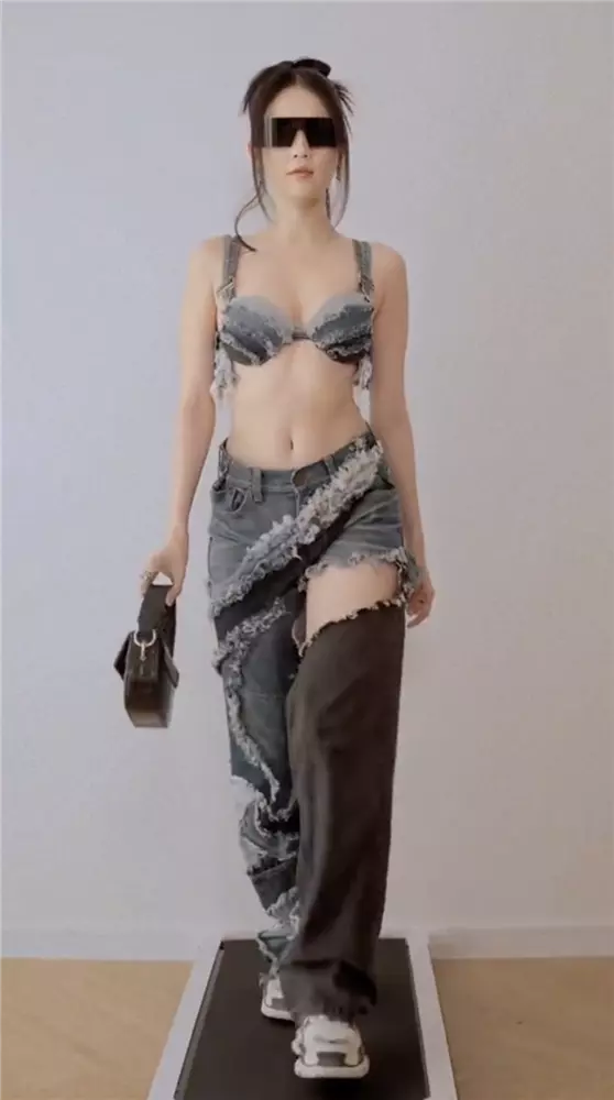 Ngọc Trinh lộ cánh tay mũm mĩm, vòng eo ngấn mỡ nhưng vòng 1 