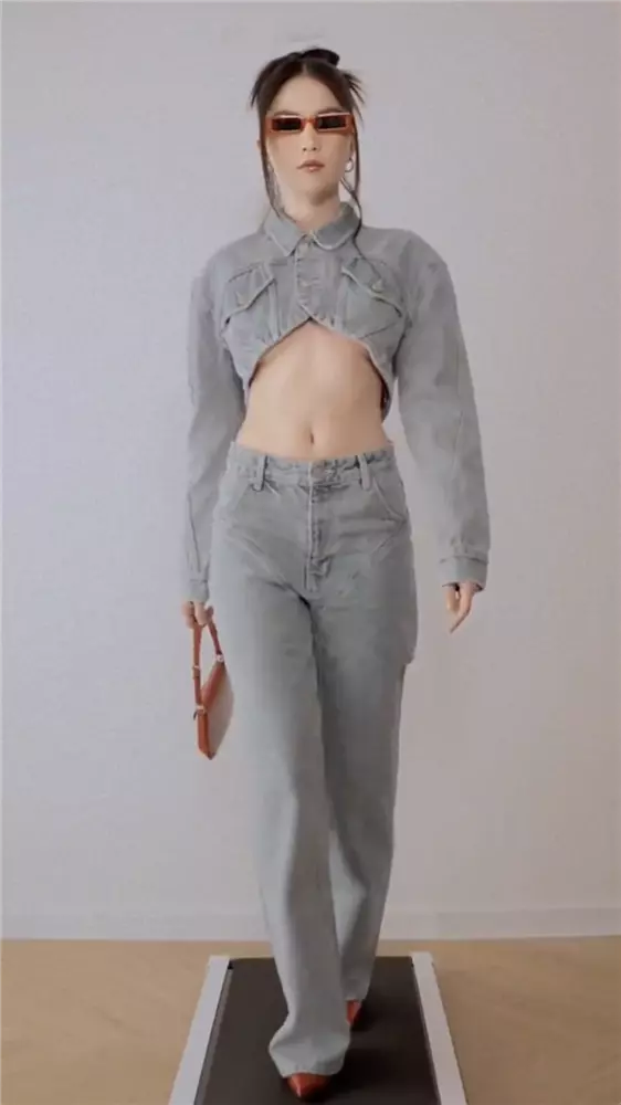 Ngọc Trinh lộ cánh tay mũm mĩm, vòng eo ngấn mỡ nhưng vòng 1 