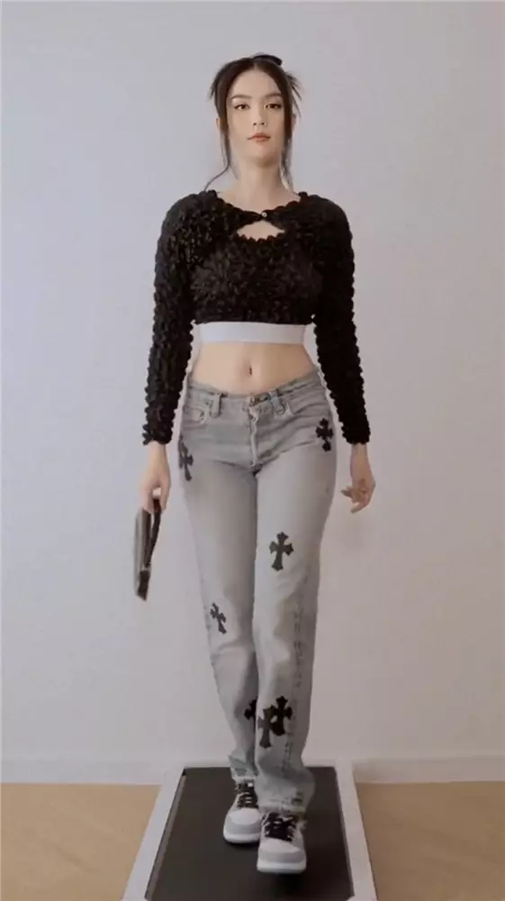 Ngọc Trinh lộ cánh tay mũm mĩm, vòng eo ngấn mỡ nhưng vòng 1 