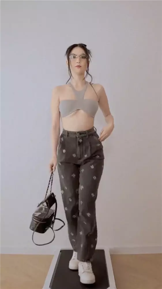 Ngọc Trinh lộ cánh tay mũm mĩm, vòng eo ngấn mỡ nhưng vòng 1 