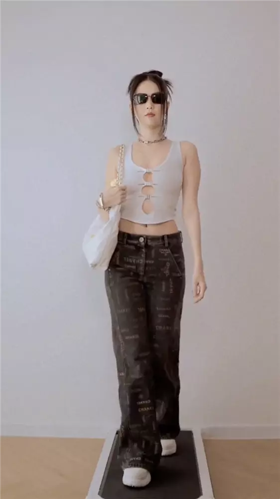 Ngọc Trinh lộ cánh tay mũm mĩm, vòng eo ngấn mỡ nhưng vòng 1 