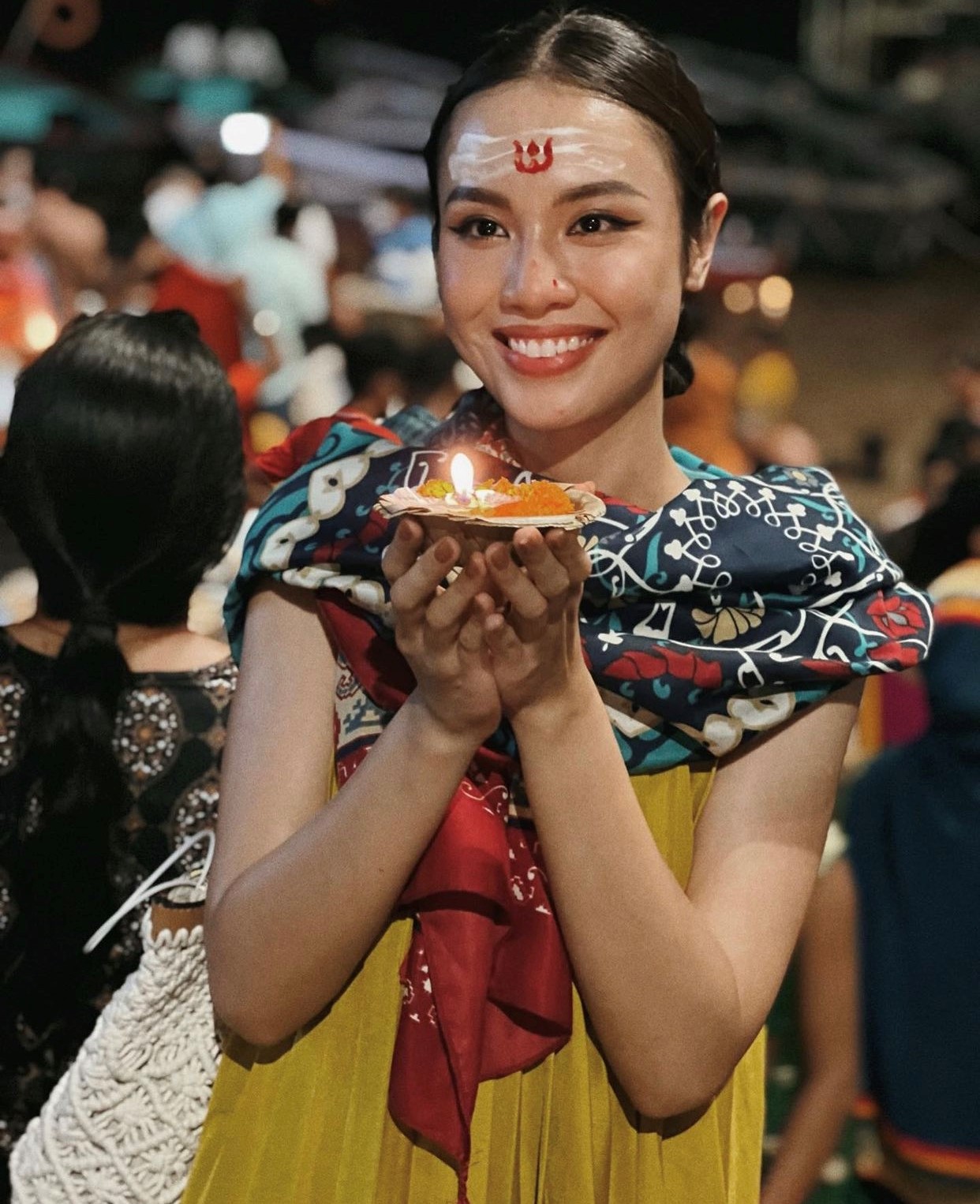 Thủy Tiên hóa thiếu nữ Ấn Độ, khoe nhan sắc sáng bừng khi tham gia nghi lễ cầu an tại sông Hằng   - Ảnh 1