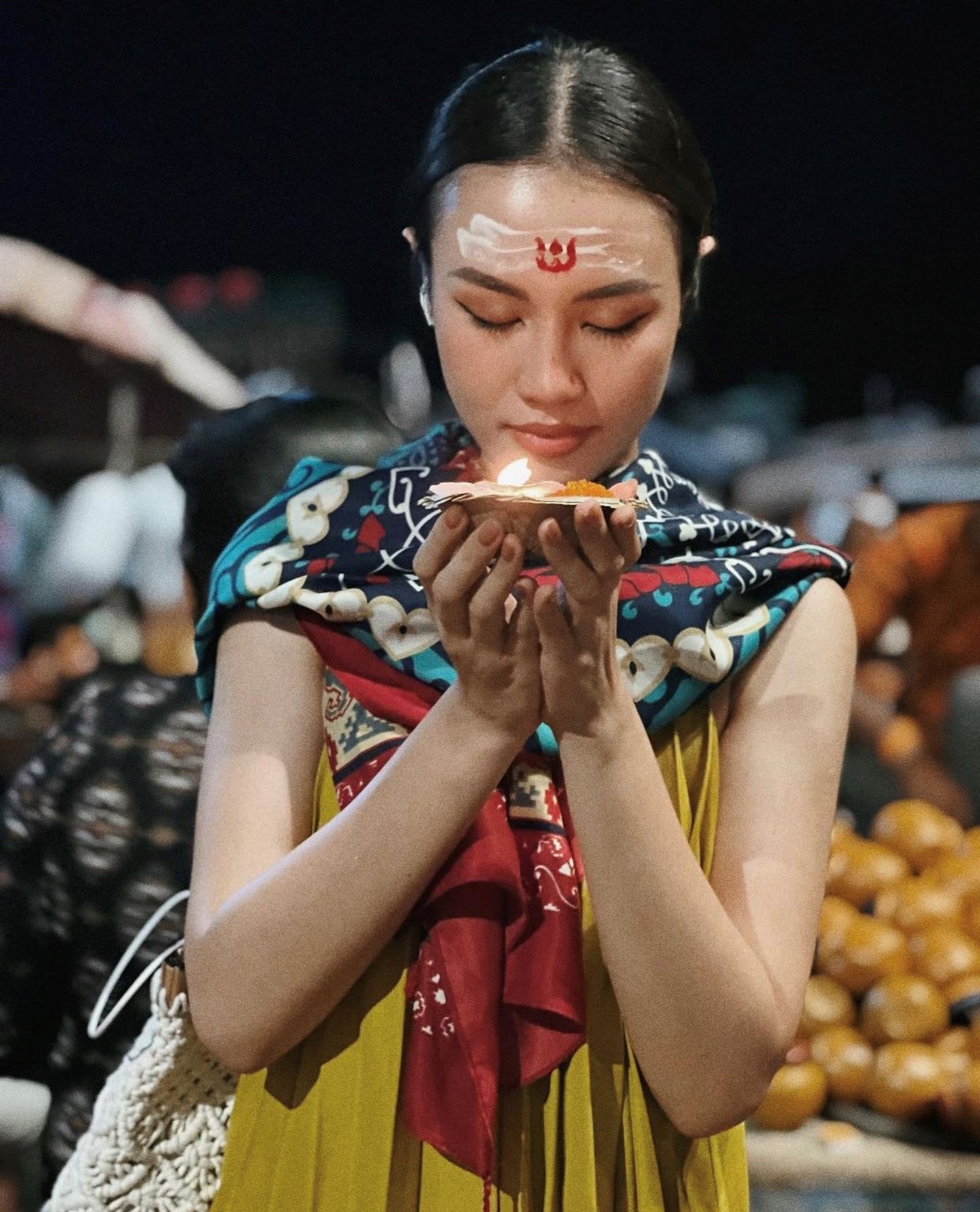 Thủy Tiên hóa thiếu nữ Ấn Độ, khoe nhan sắc sáng bừng khi tham gia nghi lễ cầu an tại sông Hằng   - Ảnh 2