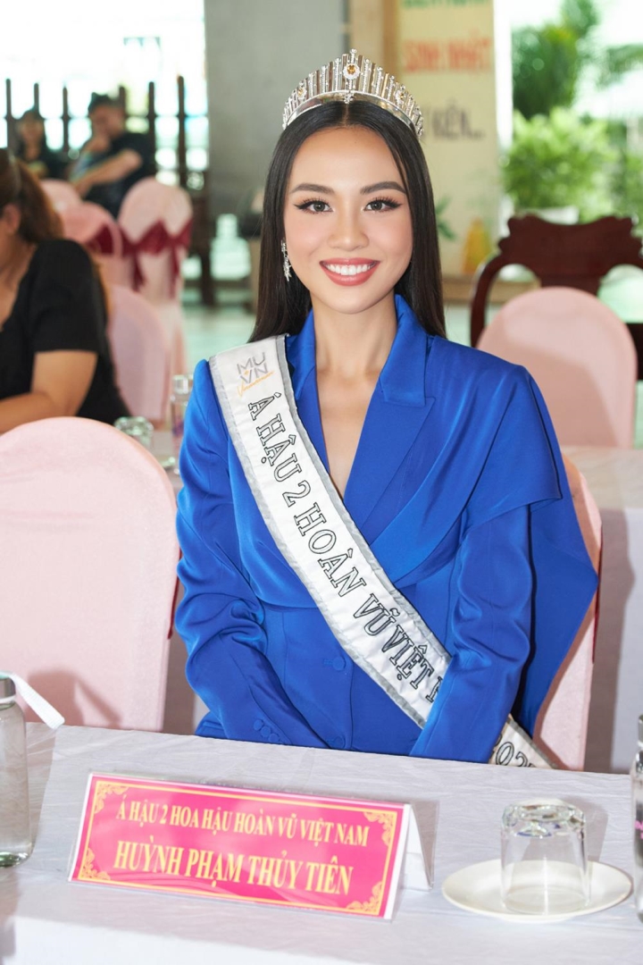 Thủy Tiên hóa thiếu nữ Ấn Độ, khoe nhan sắc sáng bừng khi tham gia nghi lễ cầu an tại sông Hằng   - Ảnh 6