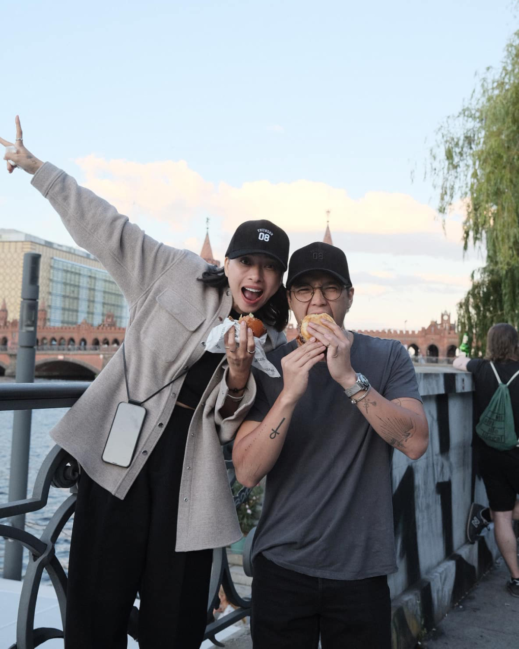 Huy Trần nhờ Ngô Thanh Vân cắt tóc để tiết kiệm nhưng thành phẩm lại 