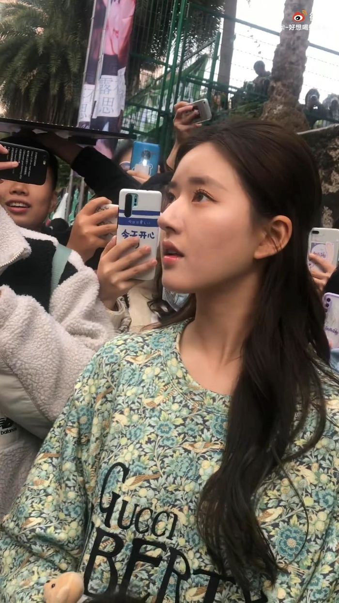 Triệu Lộ Tư gây sốt MXH vì ảnh chụp bằng cam thường năm 18 tuổi: Mũi cao, da mịn như em bé - Ảnh 3