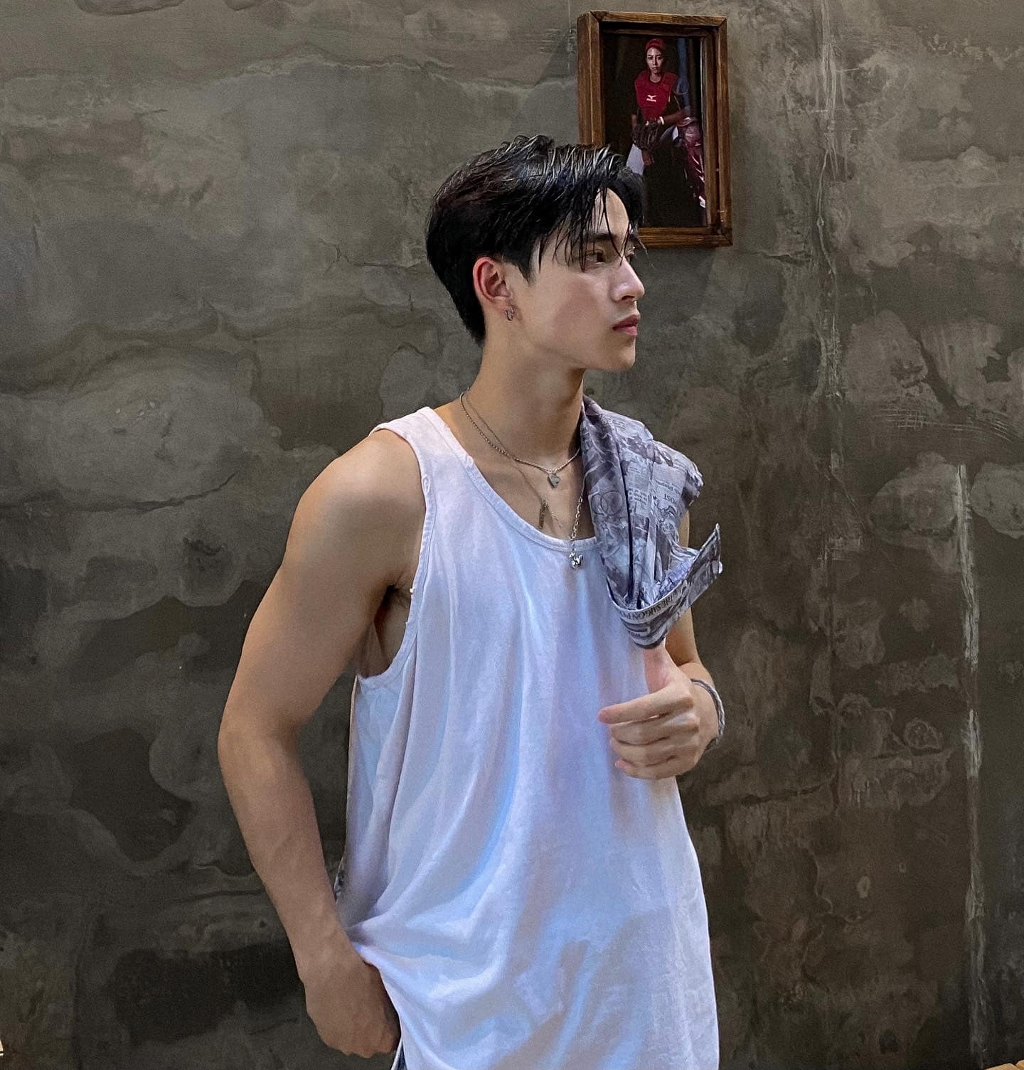 Bùi Mạnh Nguyên là ai? Tiktoker gây sốt cõi mạng nhờ sở hữu vẻ ngoài đẹp như nam thần Trung Quốc - Ảnh 12