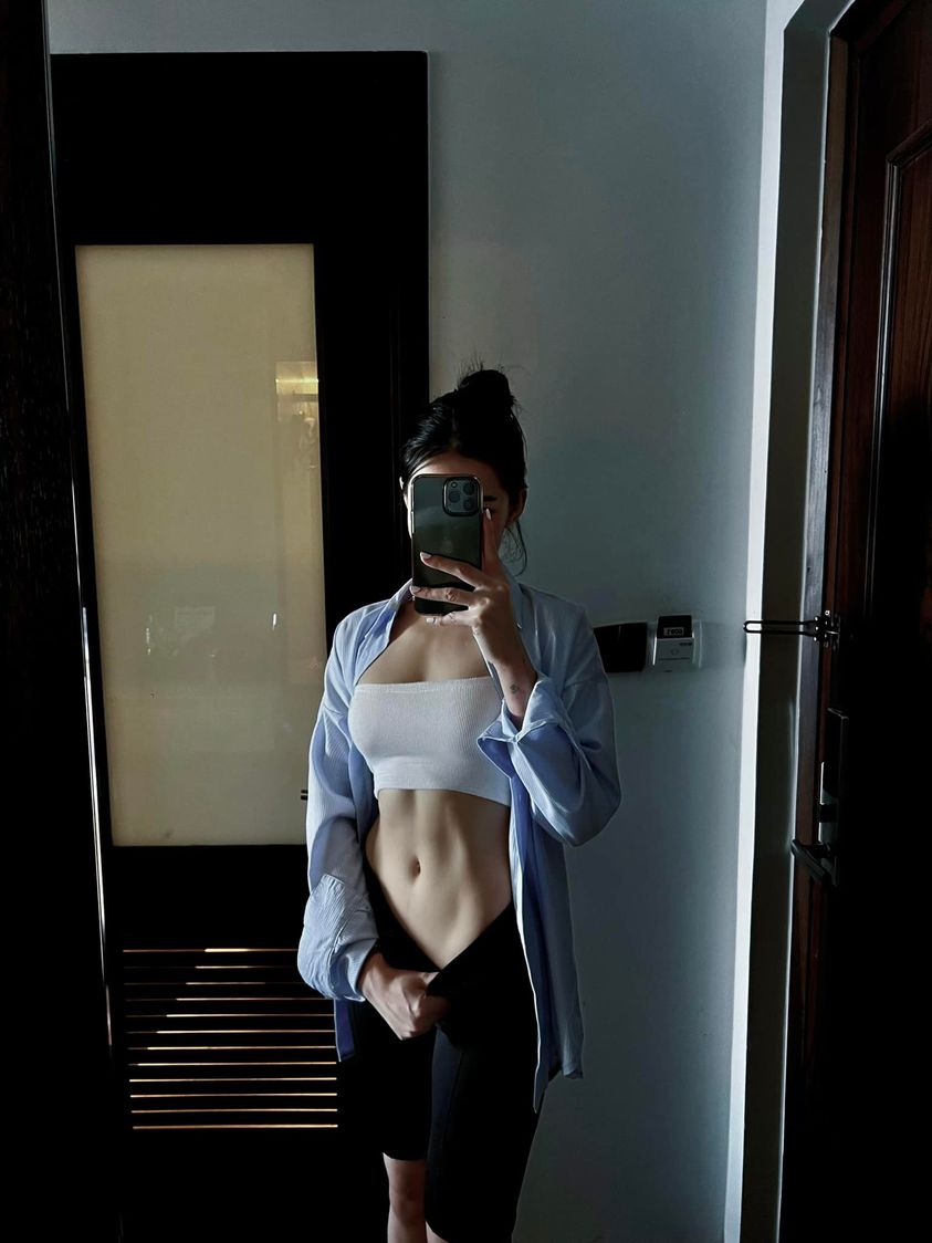 Lưu Đê Ly khoe eo cong gợi cảm cơ bụng săn chắc, tiết lộ bí kíp 