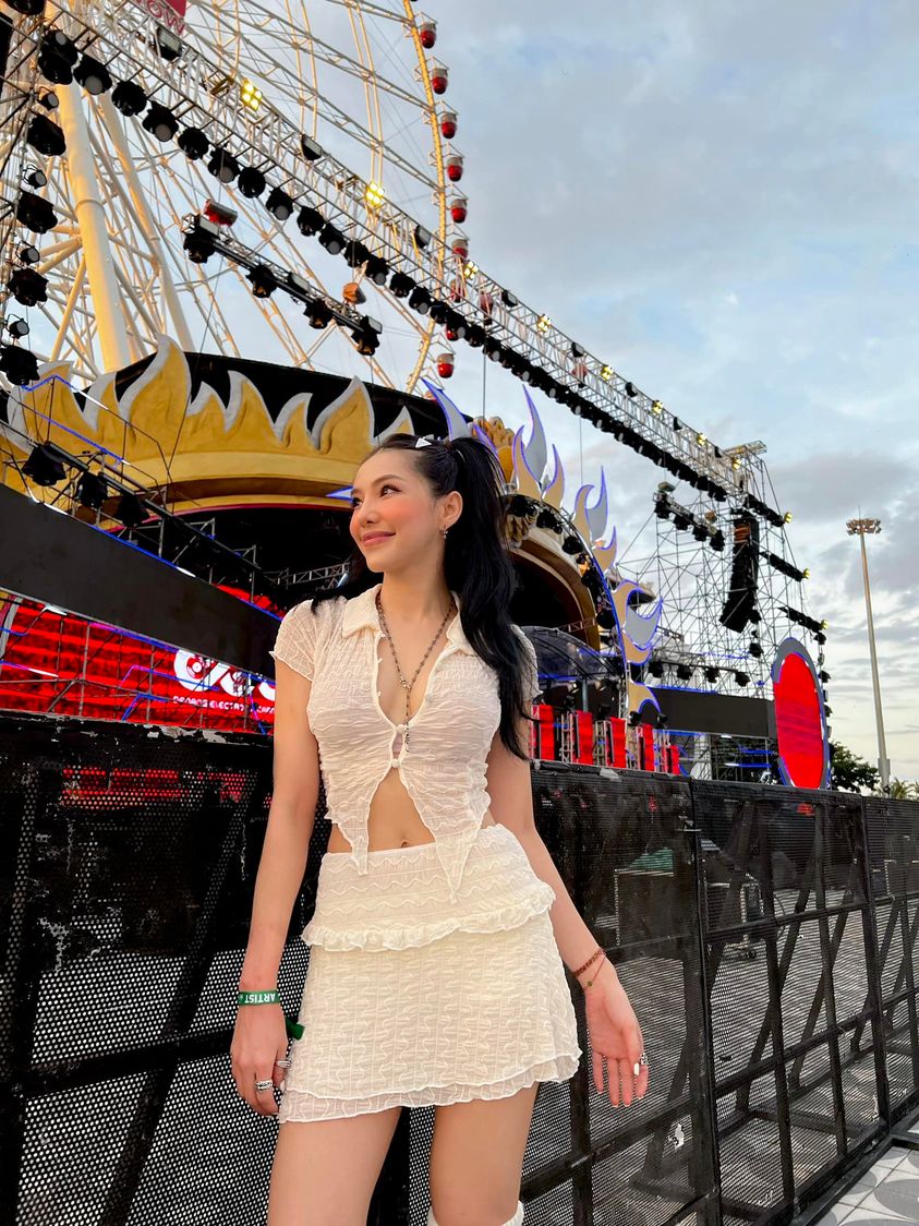 Lưu Đê Ly khoe eo cong gợi cảm cơ bụng săn chắc, tiết lộ bí kíp 