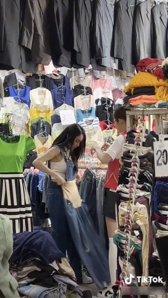 Nhã Phương tự tin diện croptop khoe eo giữa tin đồn mang thai lần 2 - Ảnh 2